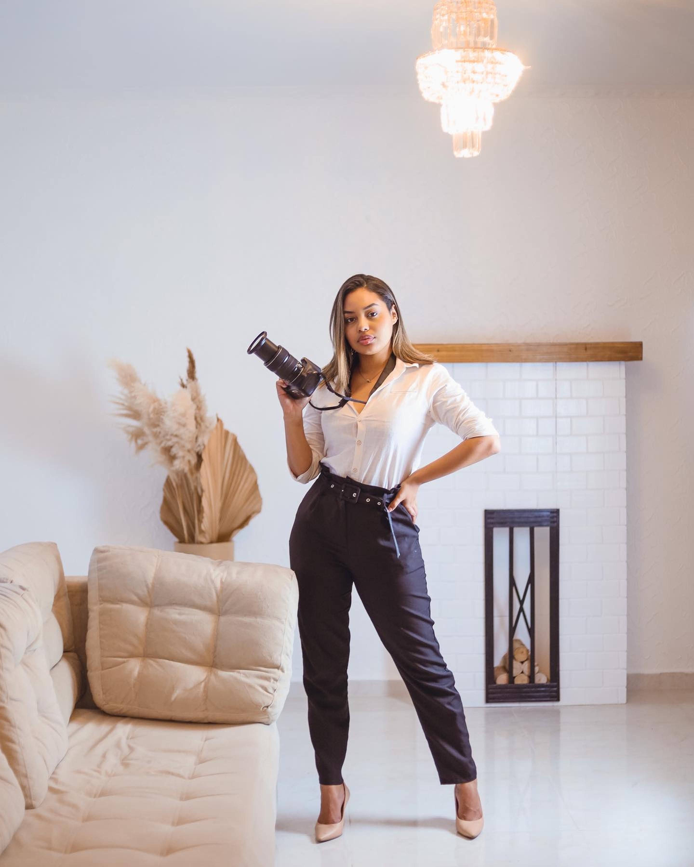 Fotógrafa GSoares com câmera profissional