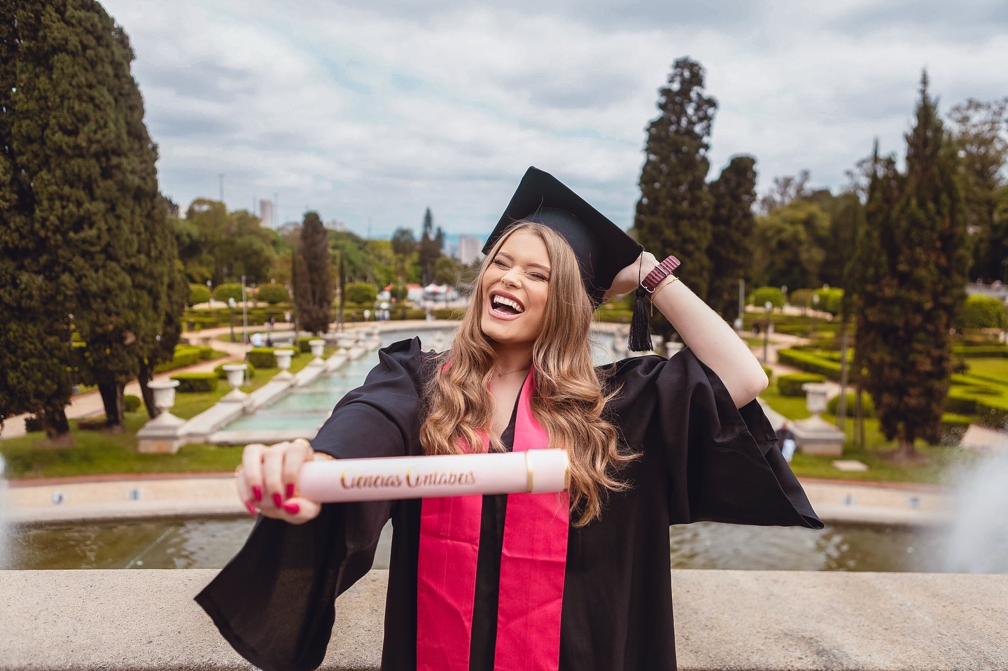Fotografia de formatura — formanda celebrando com diploma