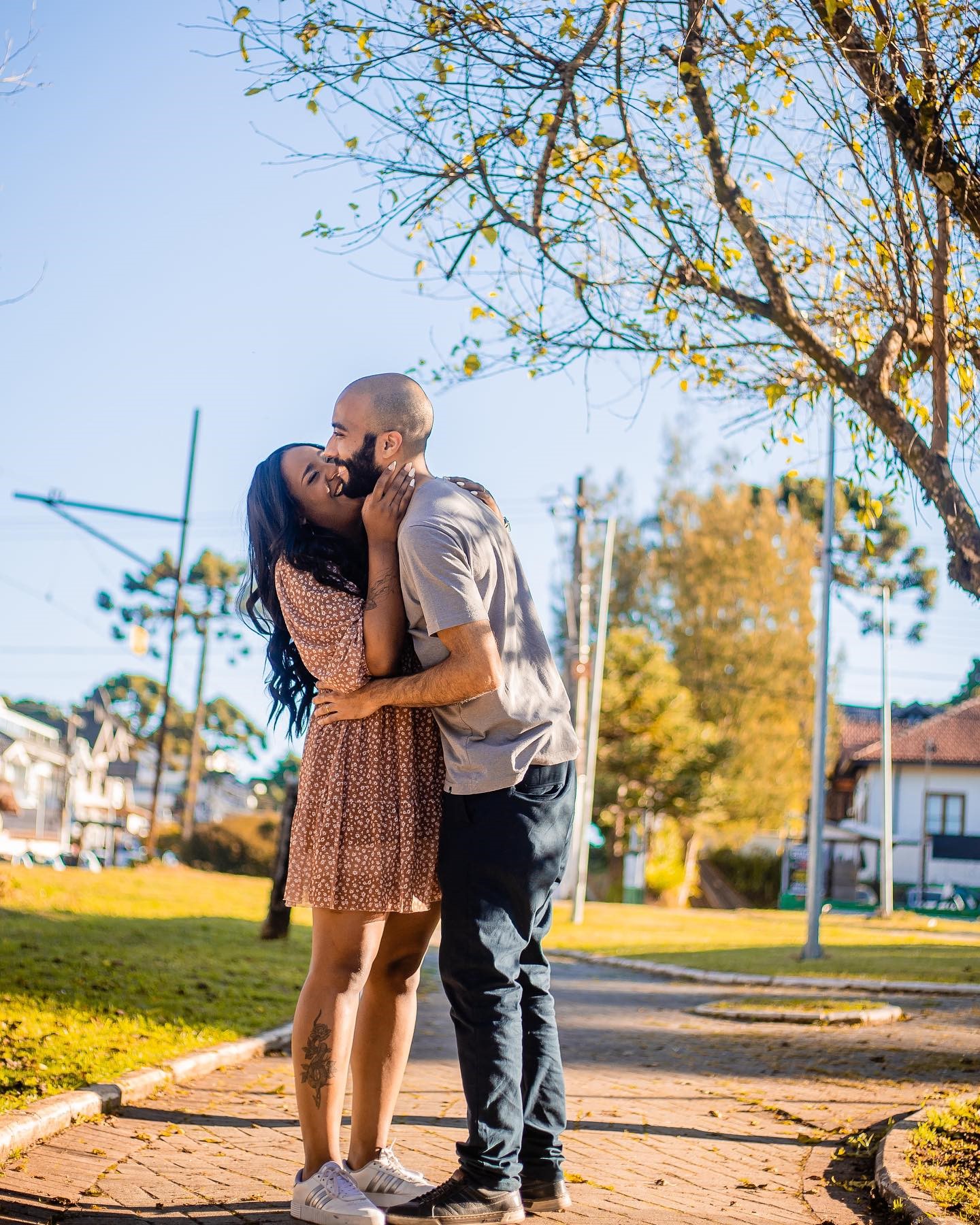 Ensaio pré-wedding — casal abraçado ao ar livre